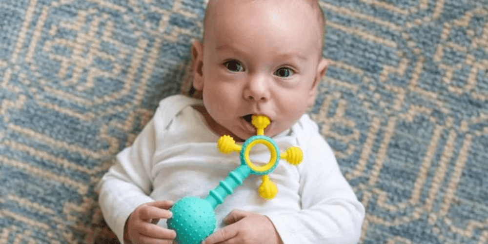 How to choose a teether for a baby? Teether layette for a newborn baby - Kidealo