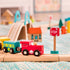 B.Toys: montaña rusa con pistas de tren de madera colocada en un cubo