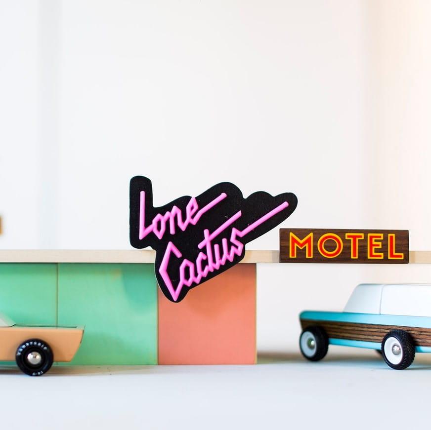 Candylab Toys: einsames Kaktus -Motelgebäude