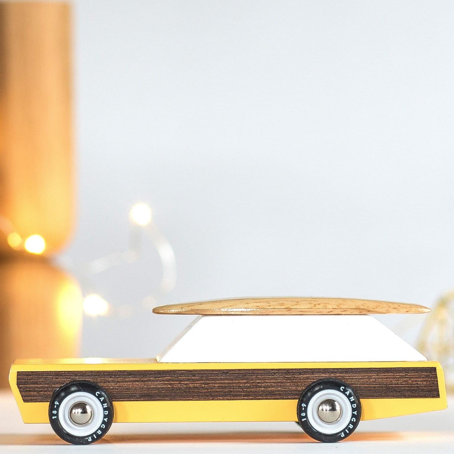 Candylabi mänguasjad: puidust auto americana Woodie