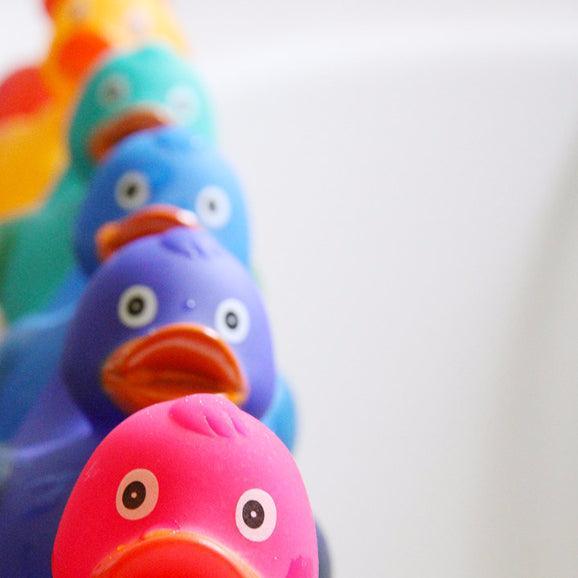 Djeco: Rainbow Ducks arcade toy - Kidealo