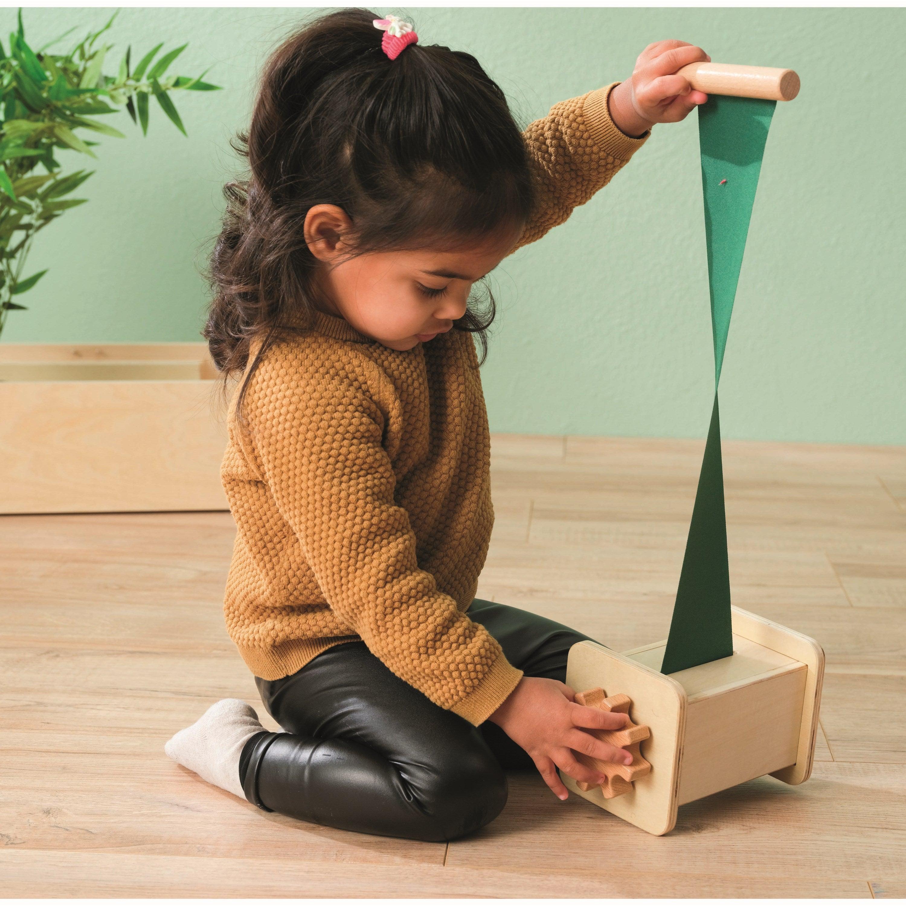 Educo: enrouler le tissu Montessori