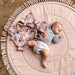 „Elodie“ detalės: miltelių rožinio kunigo kūdikio kilimėlis