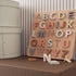 Concetto per bambini: puzzle alfabeto neo in legno