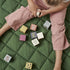 Gyerekek koncepciója: Kerek steppelt játék szőnyeg