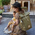 Lässig: Πράσινη ετικέτα rolltop backpack για μαμά με αξεσουάρ