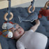 Malý Holanďan: Drevená palica s hračkami pre detskú telocvičňu oceán