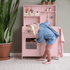 Pikku hollantilainen: lelukeittiö vaaleanpunainen puinen keittiö
