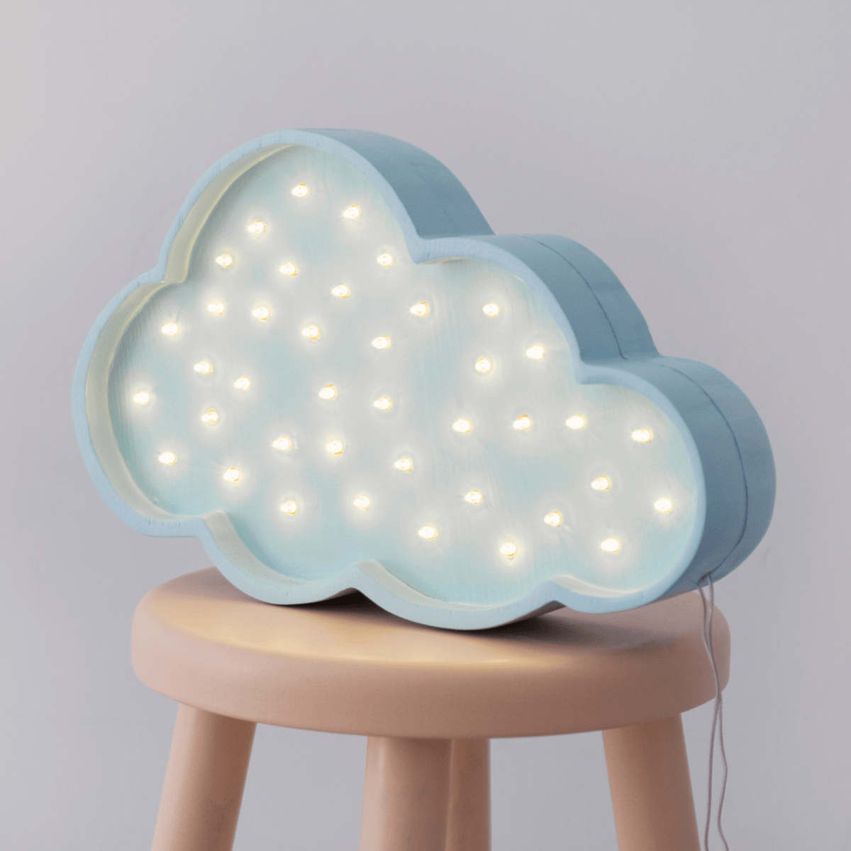 Pikkuvalot: Pilviä taivaansininen lamppu