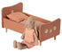 Maileg: Mini cama de madera rosa