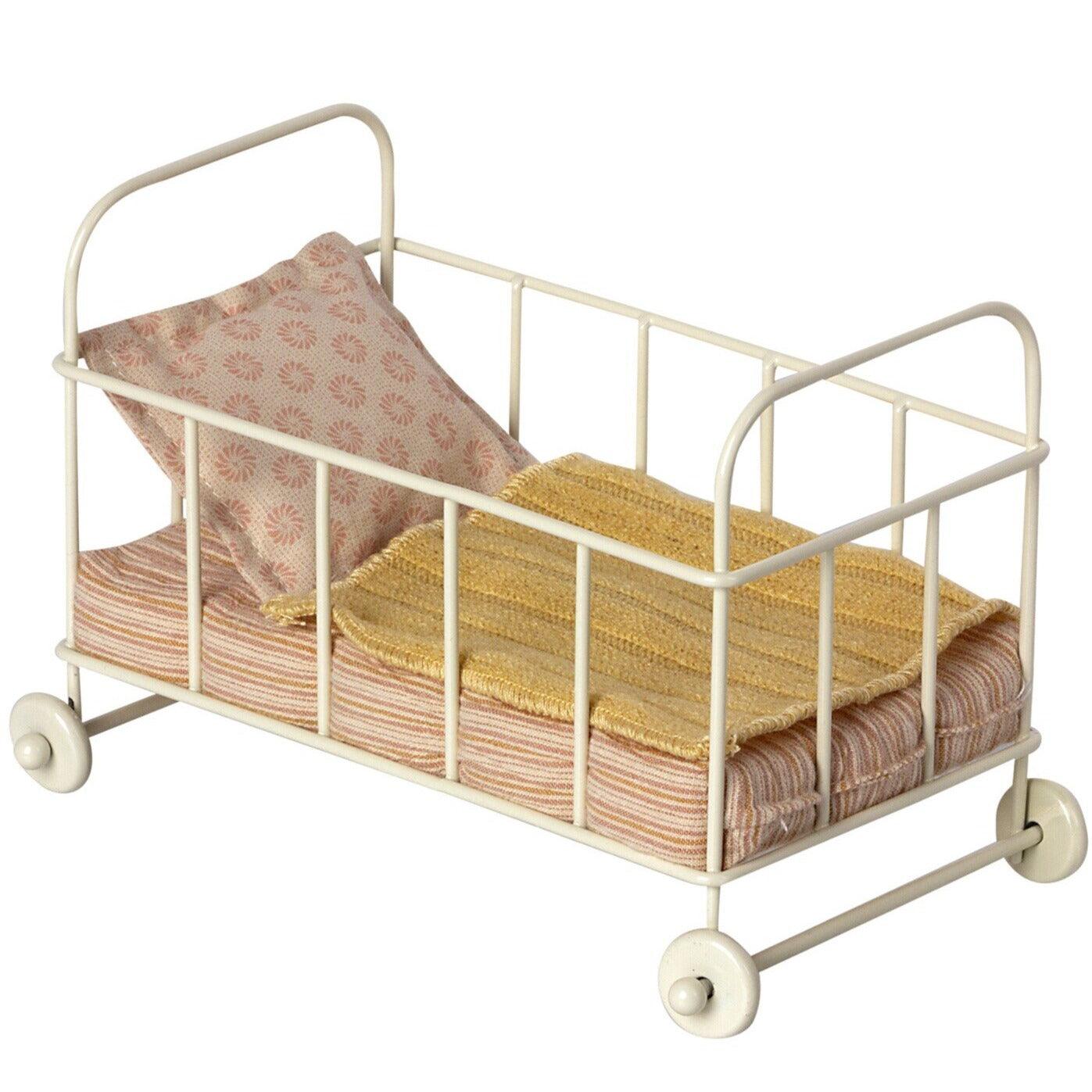 Maileg: metalna krevetića na kotačima baby cot mikro ruža