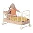 Maileg: Metāla gultiņa uz riteņiem mazuļa gultiņas mikro rozi
