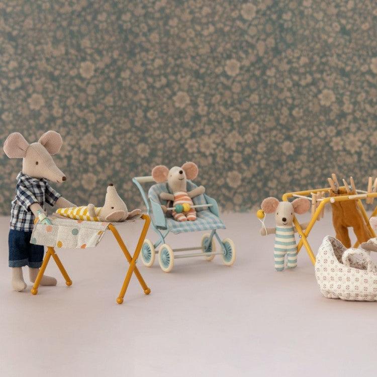 Maileg: lastentarhapöytä vauvan hiiren metallinvaihtopöytä