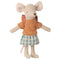 Maileg: Tricycle Mouse med backpack -ränder Tricycle Mouse Big Sister 13 cm