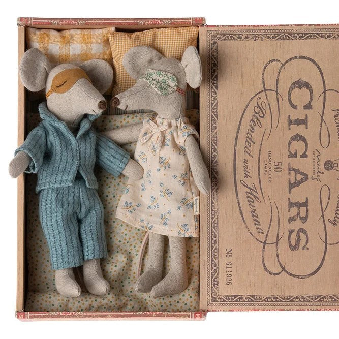 Maileg: Mom and Dad in Cigarbox Mum and Dad in Cigarbox 17 cm