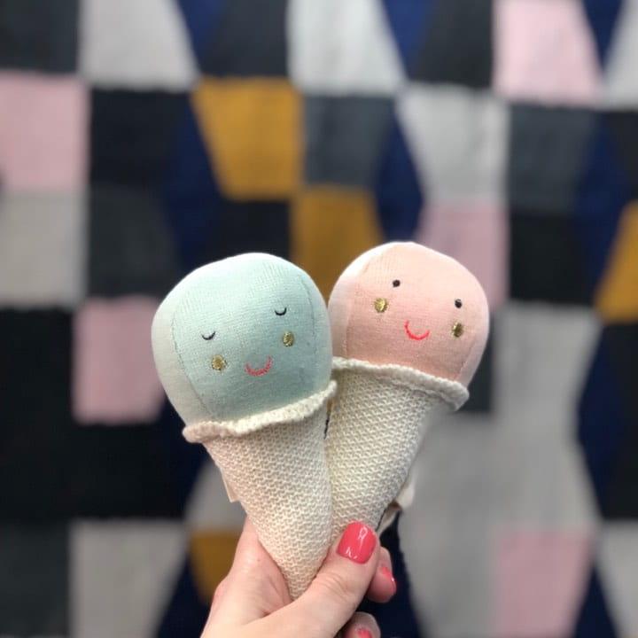 Meri Meri: дрънкалка със звънче Сладолед