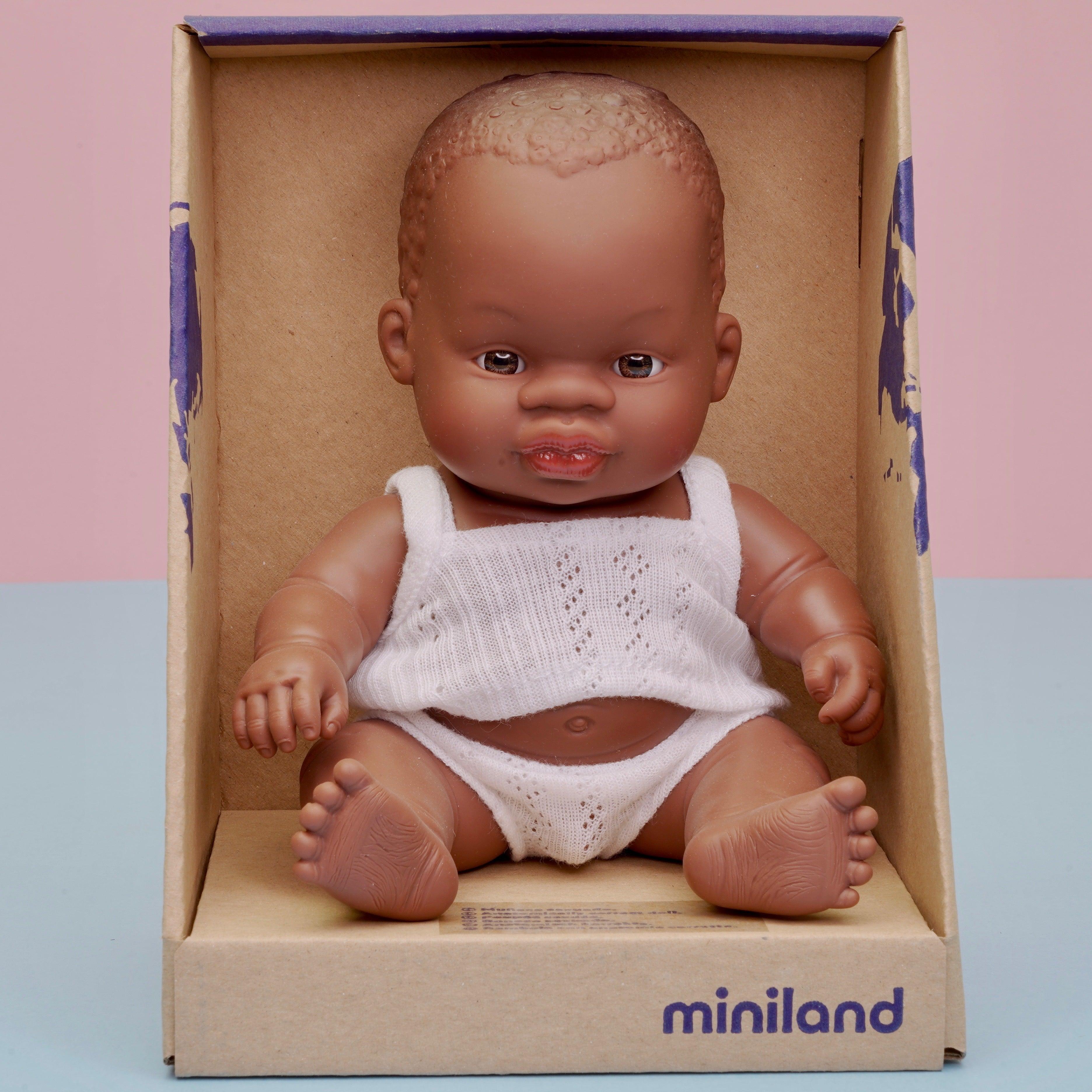Miniland: mini baby dreng dukke afrikansk 21 cm