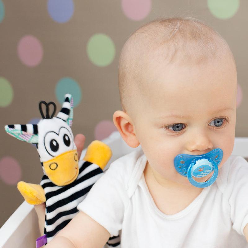 Mamas Pflege: sensorische Zebra -Puppe