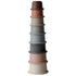 Mushie: zlaganje stolpa, narejen iz skodelic