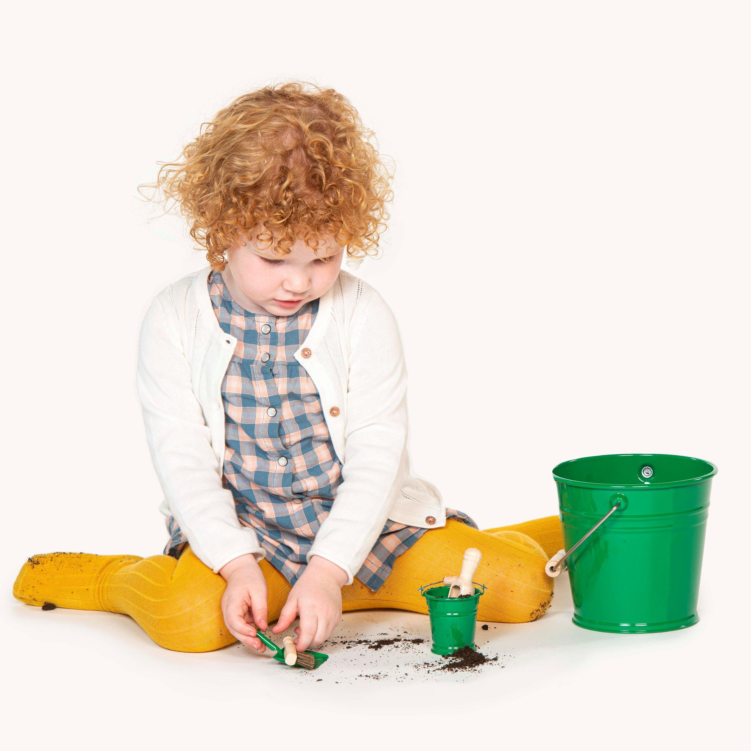 Nienhuis Montessori: mini-cuillère à pelots de poussière Small Metal Scoop