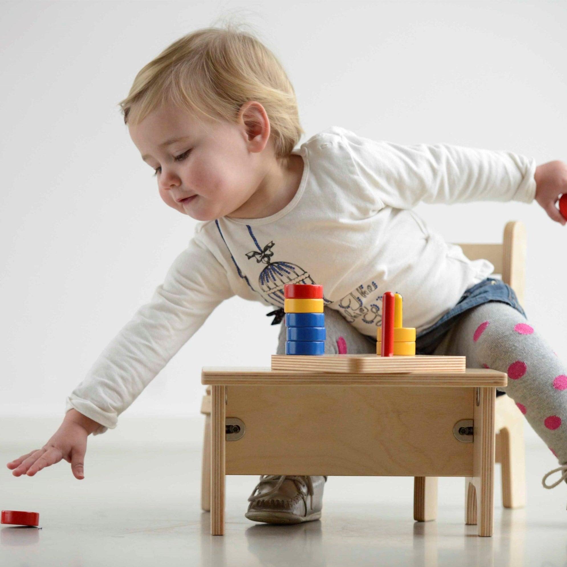 Nienhuis Montessori: Überlagerung drei Scheiben auf einem vertikalen Dübel