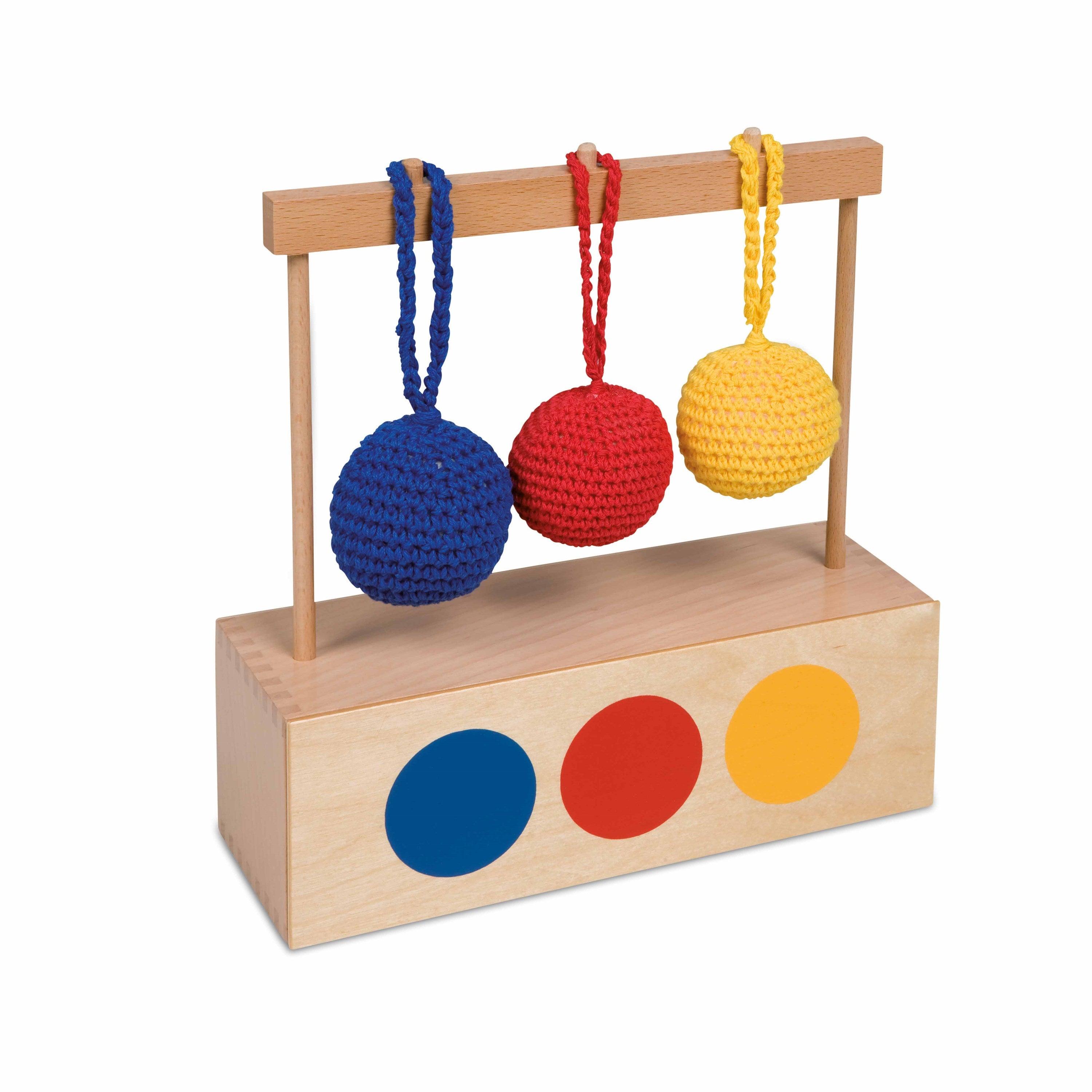 Nienhuis Montessori: Imbucare kaste ar 3 krāsainām adītām bumbiņām