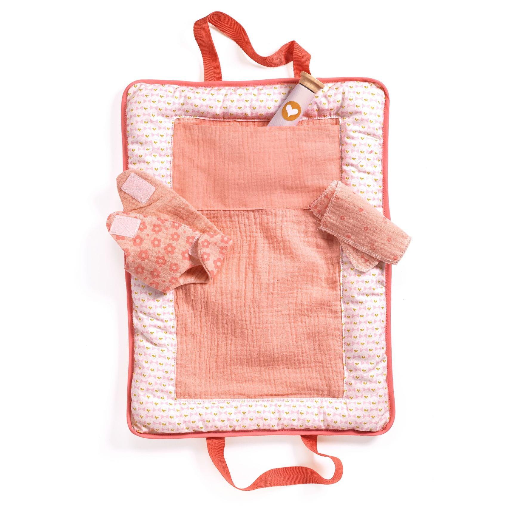 Pomea: Tableau de voyage en tissu pour rose de poupée