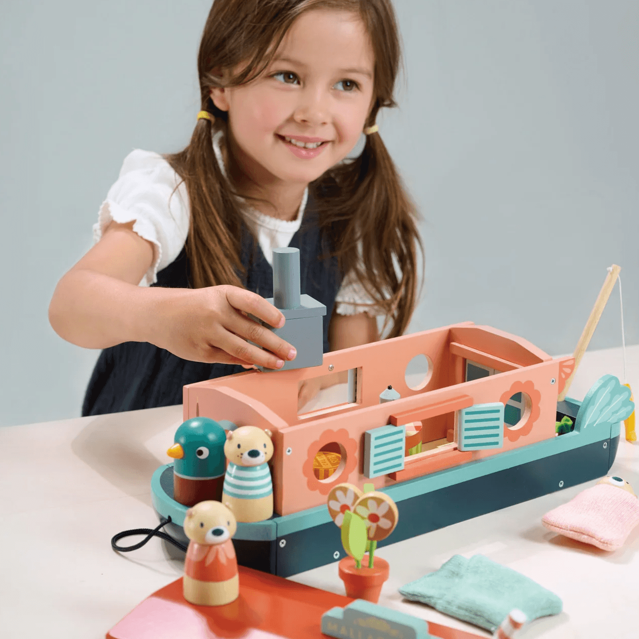 Toys folhas tenros: Otter House em Little Otter Canal Boat Barge