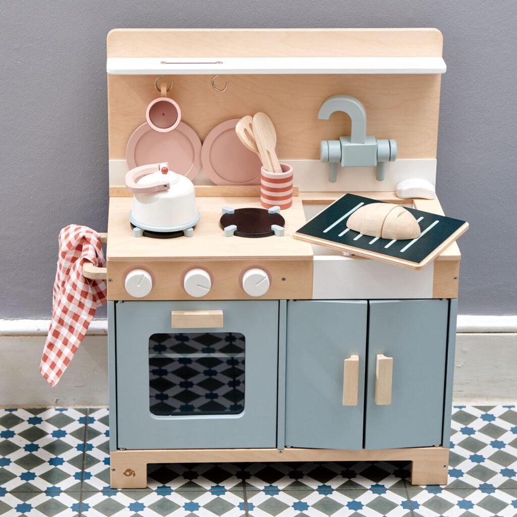 Играчки от нежни листа: Дървена кухня Mini Chef