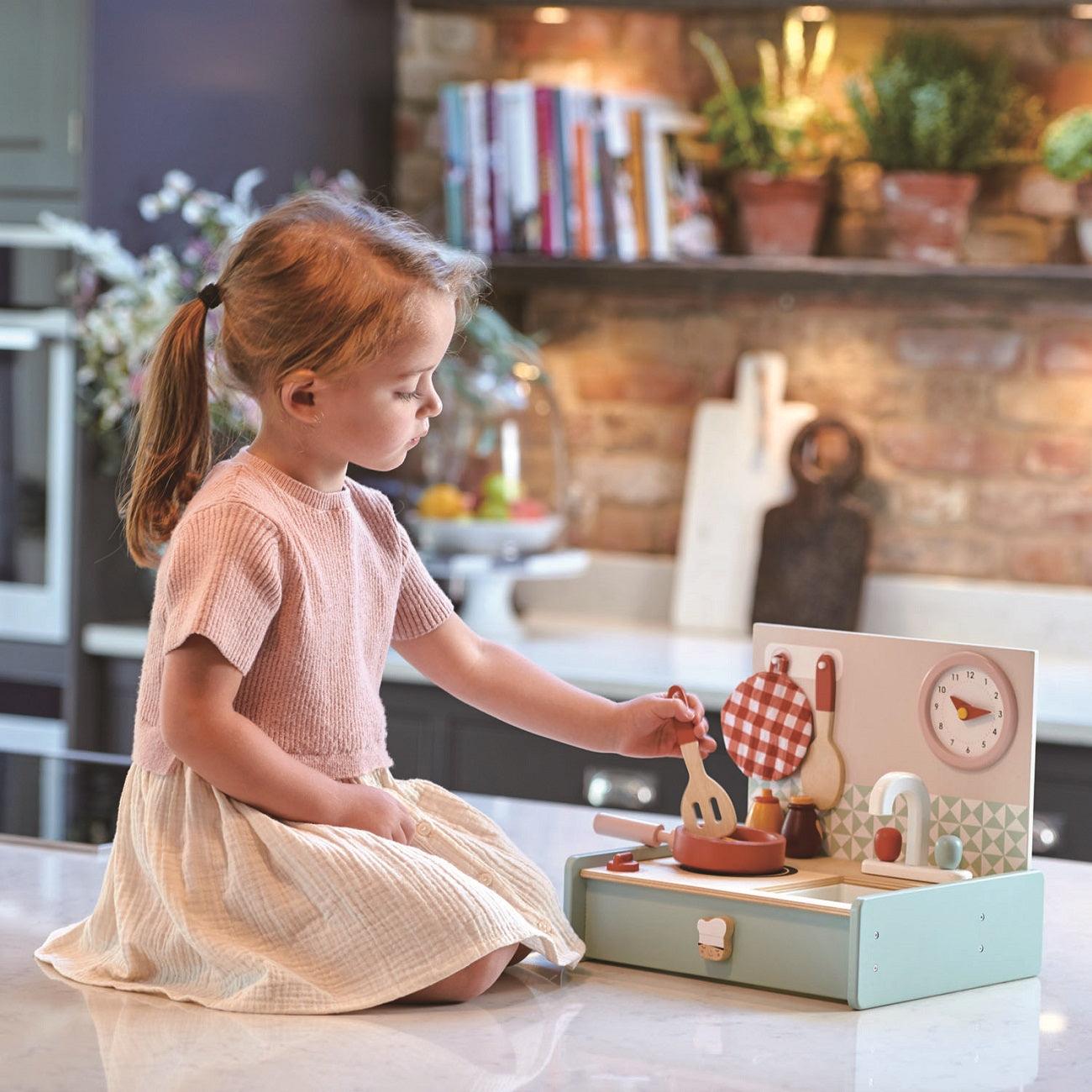 Konkurso lapų žaislai: „Mini Chef“ virtuvėlės medinė nešiojama virtuvė