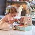 Играчки от нежни листа: Дървена преносима кухня Mini Chef Kitchenette