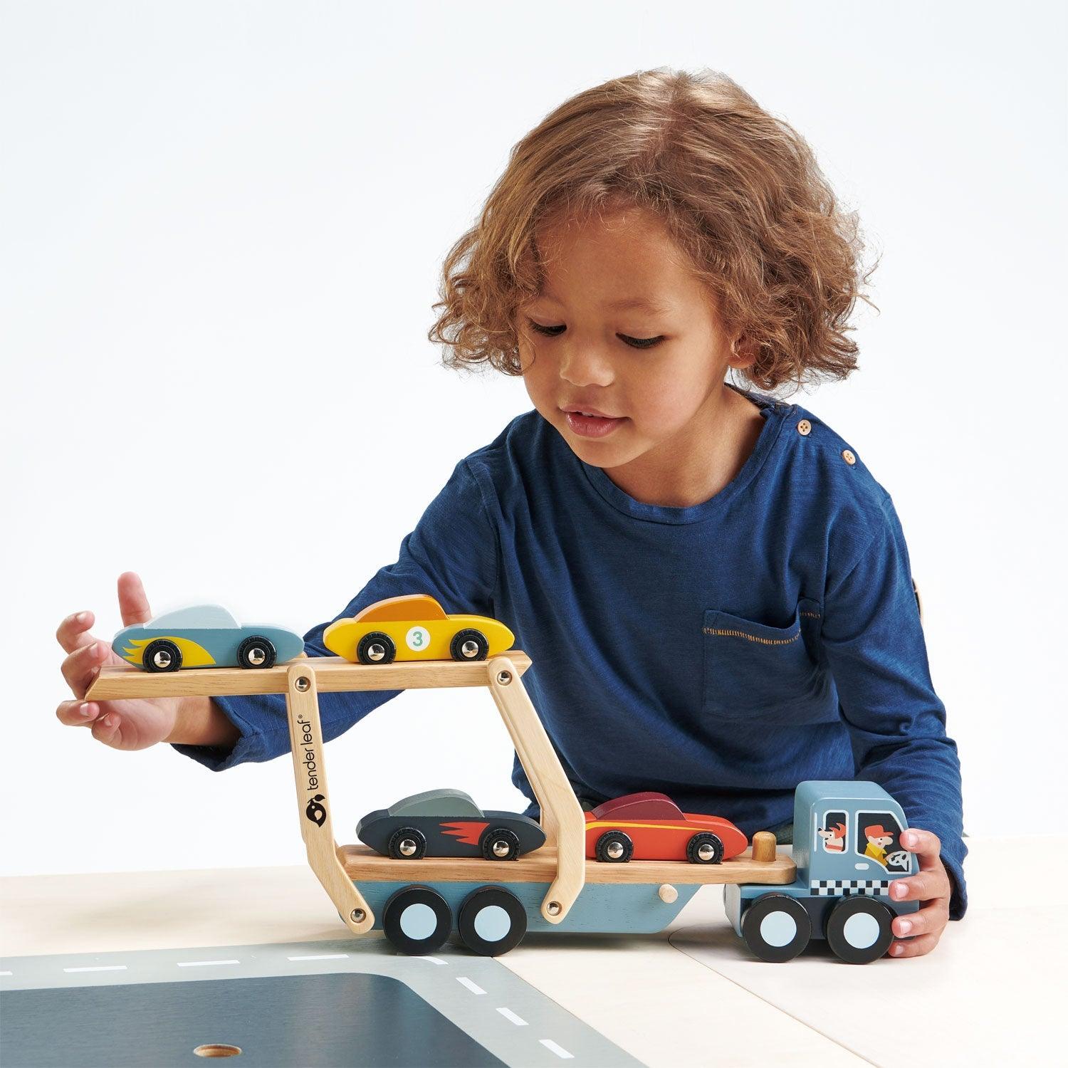Toys folhas macias: reboque de madeira com transportador de carros de carros