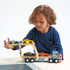 Maigas lapu rotaļlietas: koka piekabe ar automašīnu automašīnas transportētāju
