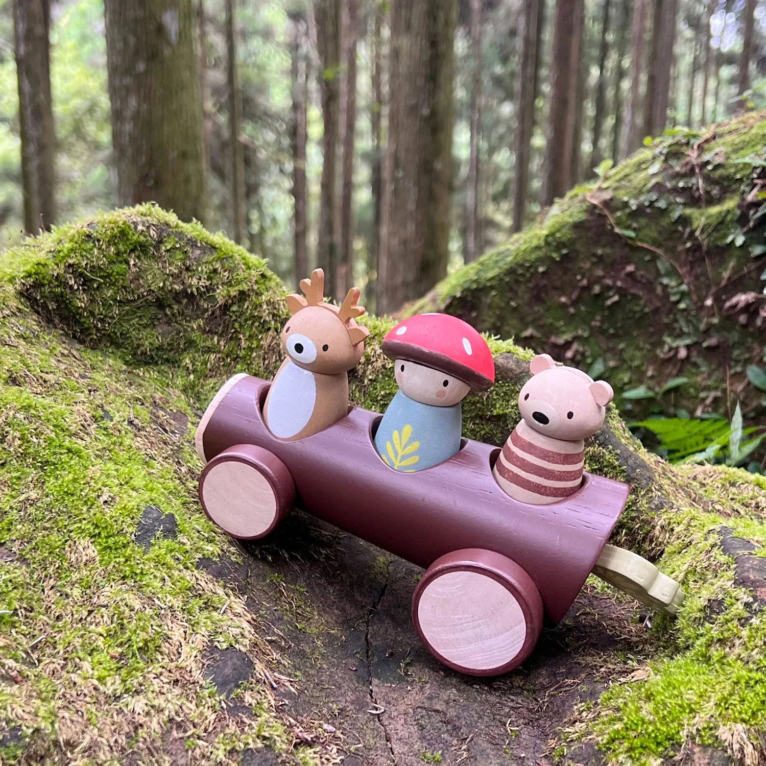 Brinquedos folhosos de folhas: cabine florestal de madeira com figuras táxi de madeira