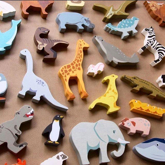 Nežne listne igrače: lesene figurice dinozavri