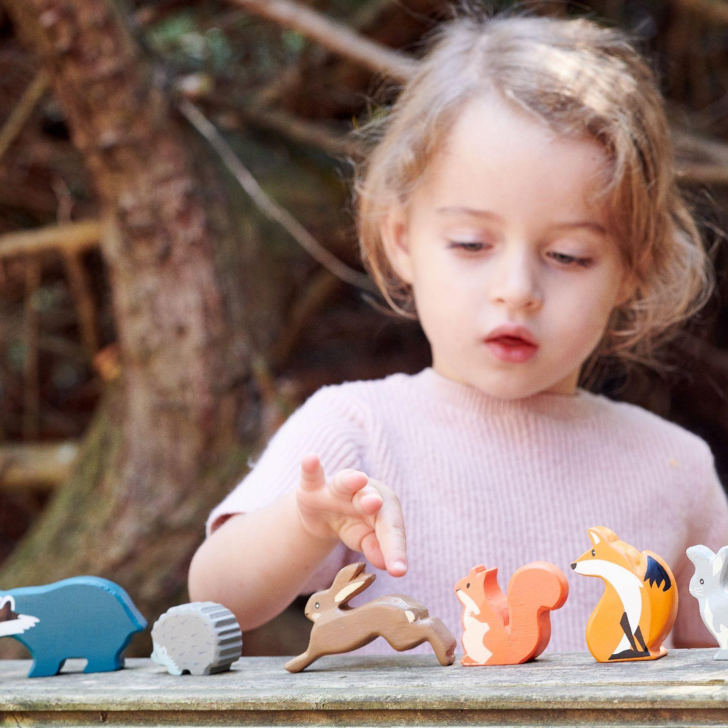 Maigas lapu rotaļlietas: koka rotaļu figūriņas meža dzīvnieki