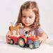 Παιχνίδια φύλλων τρυφερά: Ξύλινο τρακτέρ με ρυμουλκούμενο με ζώα Farmyard Tractor