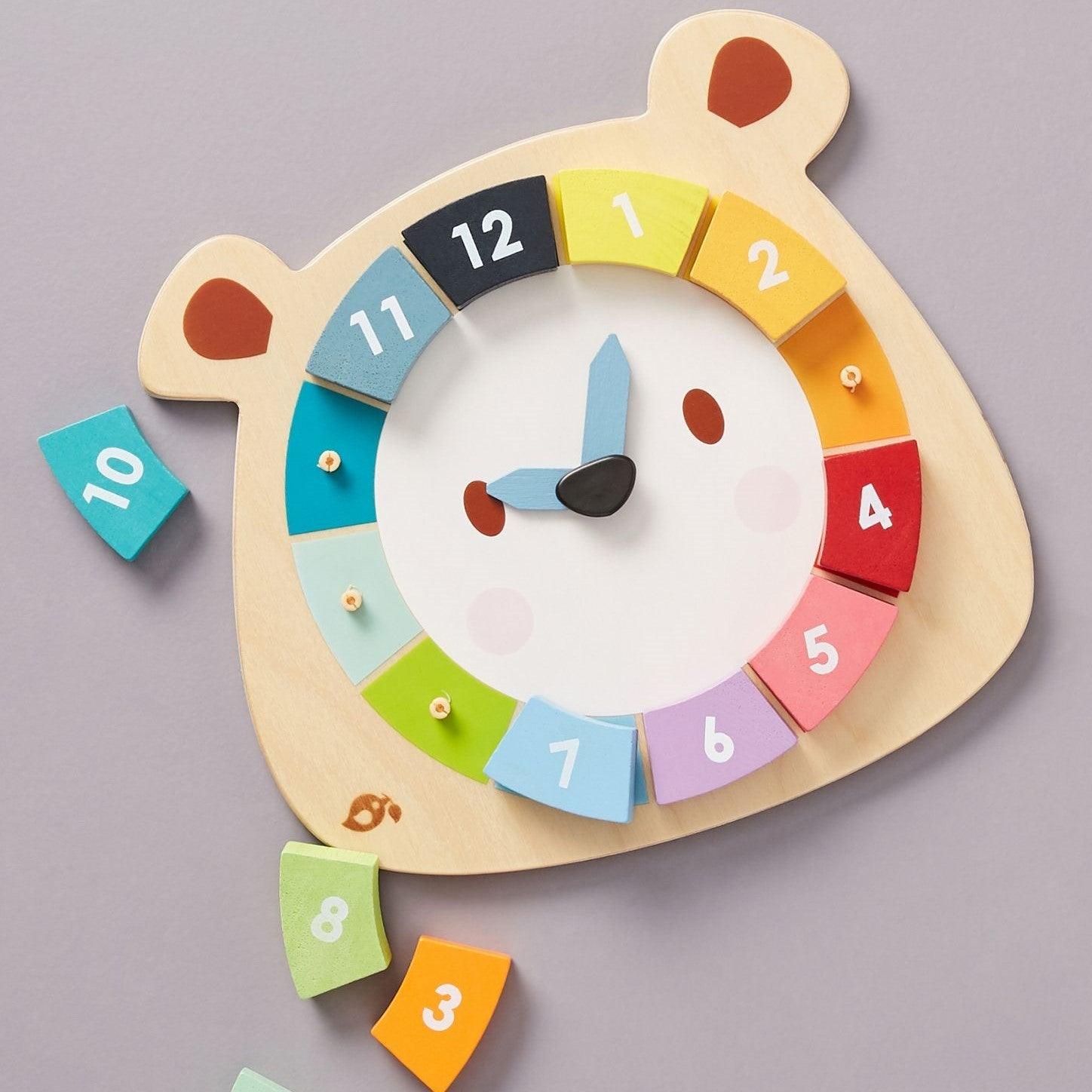 Nežne listne igrače: ura izobraževalne barve medveda