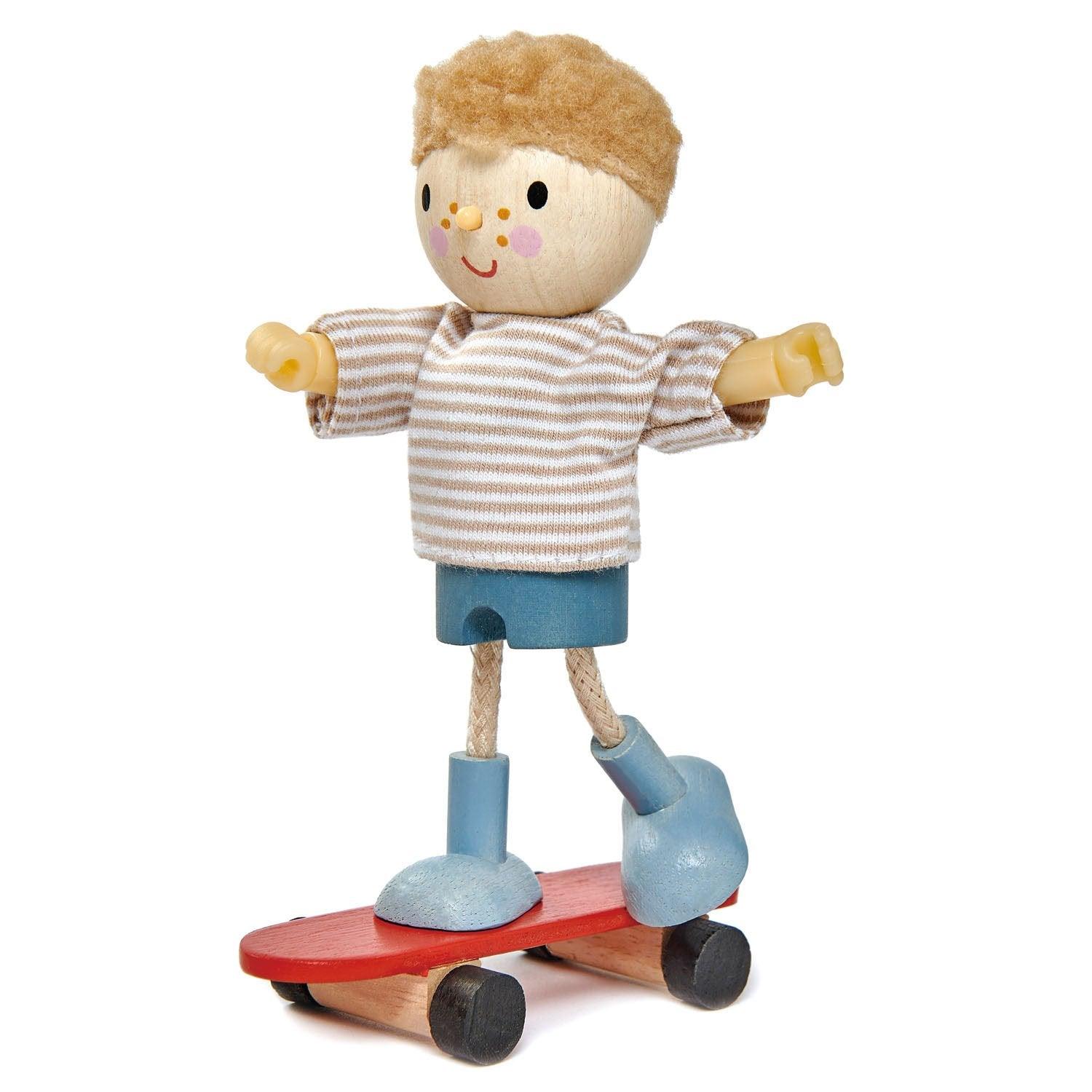 Giocattoli teneri: bambola Edward su uno skateboard