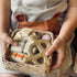 Brinquedos de folhas macias: cesta de vime com cesta de pão
