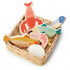 Juguetes tiernos: cesta de mimbre con cesta de mariscos de pescado y mariscos