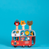 Vilac: leseni avtobus s skakalnimi živalmi