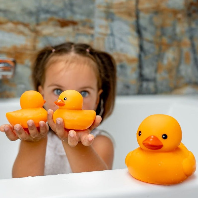 Cuidados da mãe: patos de banho com comprimidos para colorir água