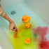 Η φροντίδα της μαμάς: μπάνιο πάπιες με δισκία χρωματισμού νερού