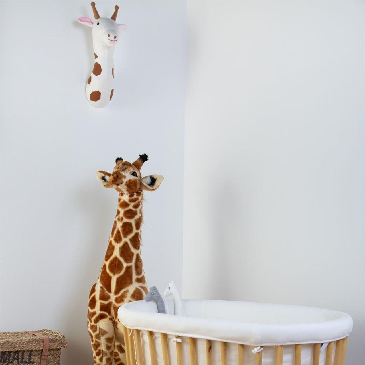 Bērnu mājiņa: plīša stāvoša žirafe 135 cm